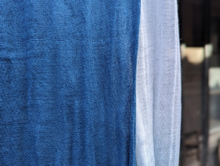 知多木綿ダブルガーゼの藍染めストール　そら(横グラデ)