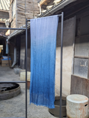 知多木綿ダブルガーゼの藍染めストール　うみ(縦グラデ)