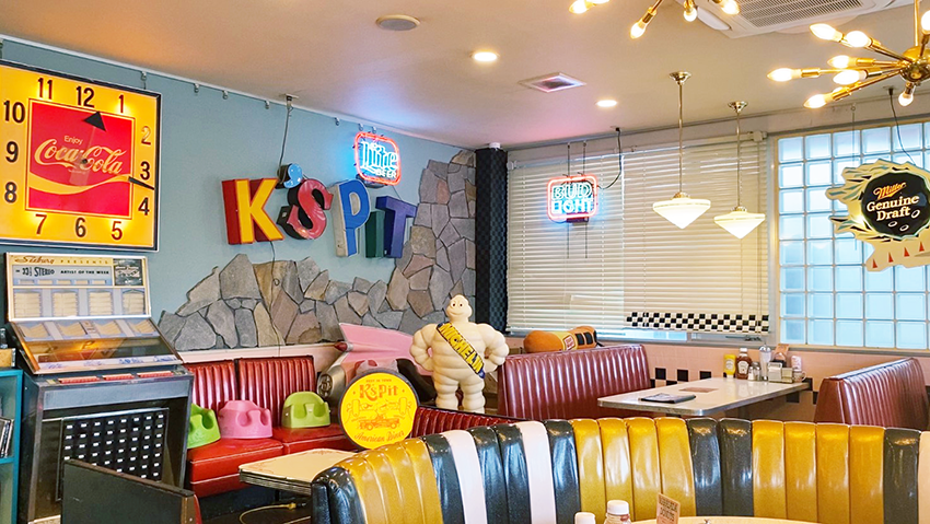 テーブル席の様子。レトロでポップなアメリカンソファやレトロゲーム、大きなマシュマロマンのフィギュアなどが置いてあり、アメリカンダイナーの雰囲気をより強調している