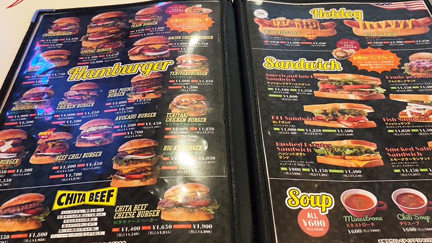 メニュー表の写真。10個以上のハンバーガーのメニューが掲載されており、それ以外にもホットドックやサンドウィッチ、スープメニューなど豊富なメニューが掲載されている