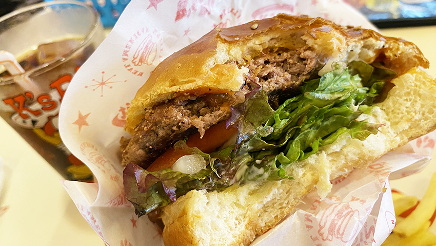 バーベキューバーガーを一口食べたときのハンバーガーの断面。