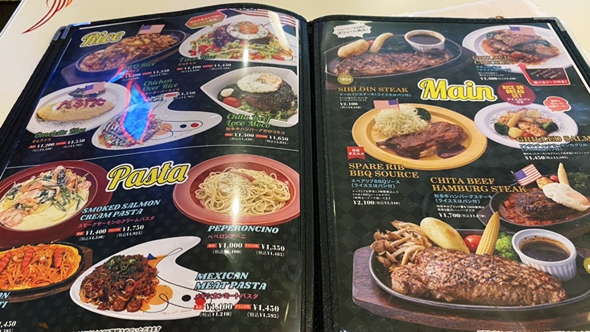ケーズピットのメニュー表。ステーキやパスタ、タコライス、ロコモコ、オムライスなど豊富なメニューが掲載されている。