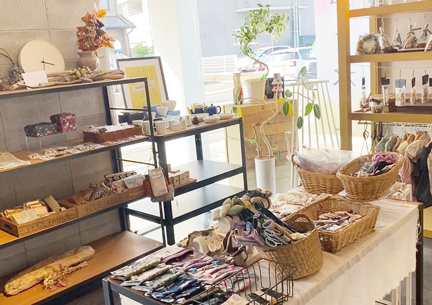 入口付近にはアクセサリーや陶器、布製の生活雑貨などが多く陳列されている。 width=