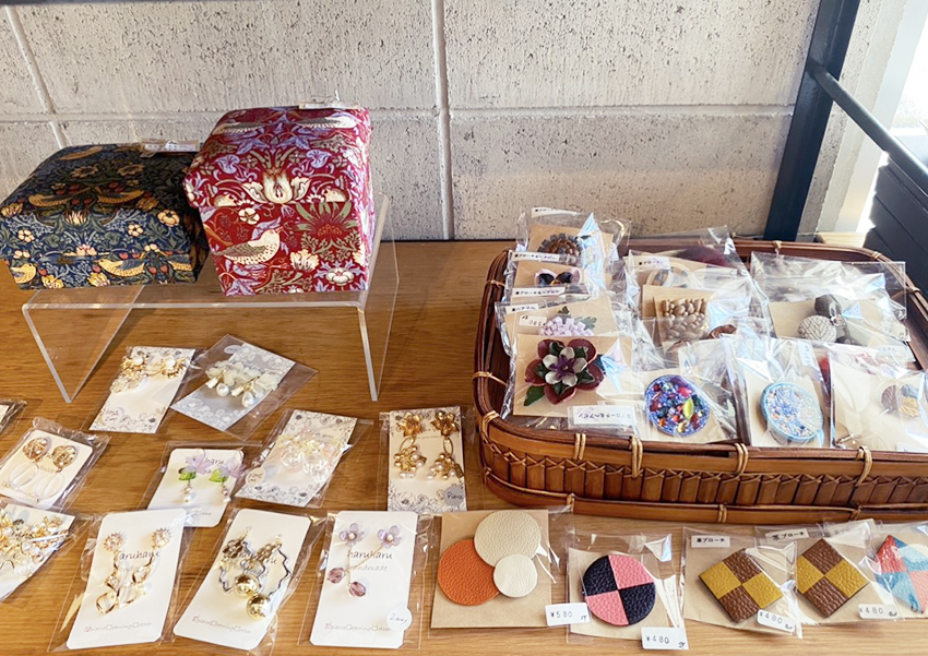 ピアスやイヤリング、ブローチなどのアクセサリーの他に綺麗に装飾されたアクセサリーケースが陳列されている。 width=