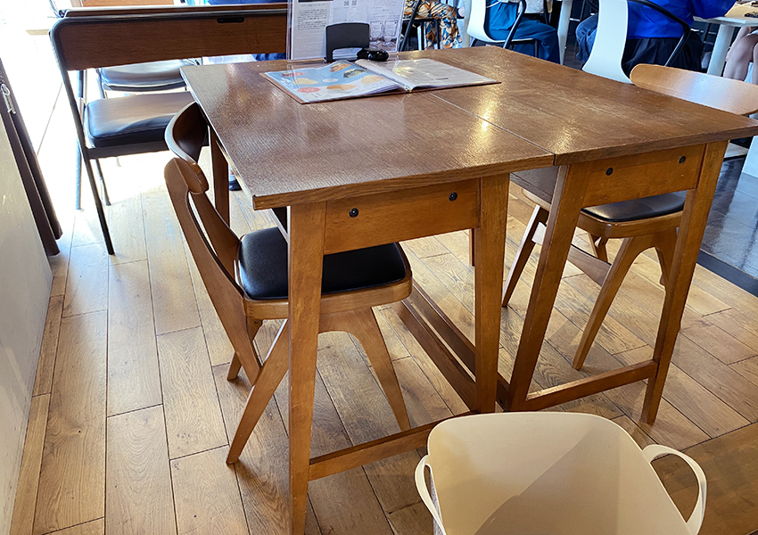 イチカフェのテーブルや椅子 width=