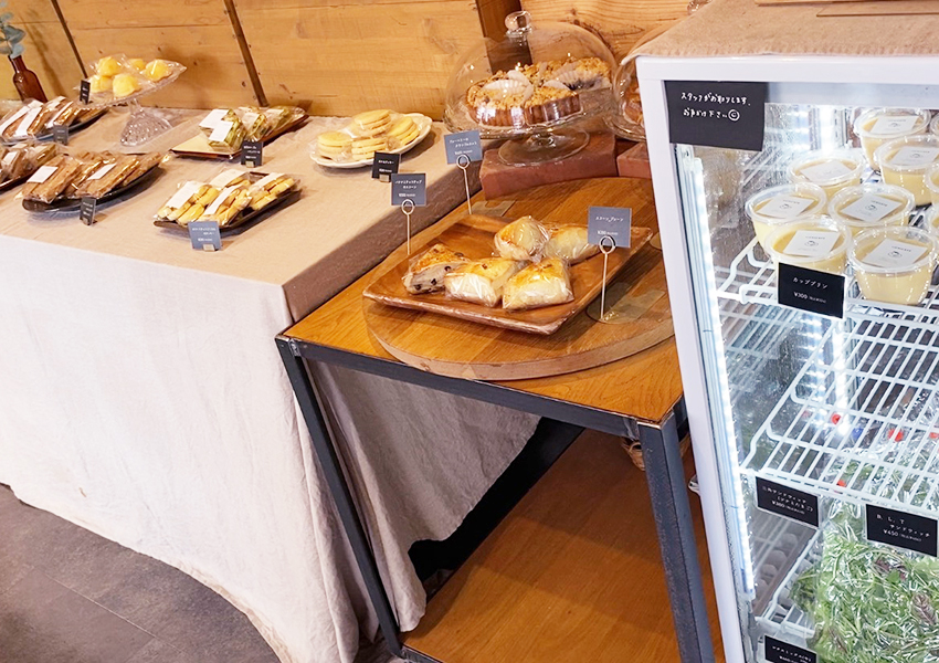 レジ横にはプリンやパン、焼き菓子など、テイクアウト商品が豊富に陳列されている。 width=
